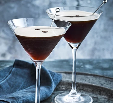 Discover Espresso Martini, the summer cocktail with an energizing effect that will give you a shake